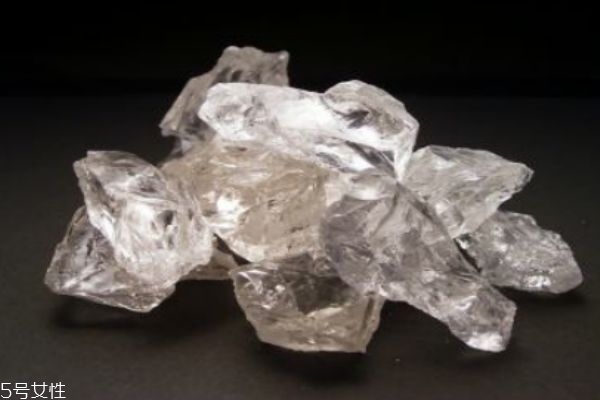 什么是天然水晶呢 天然水晶和人造水晶有什么區(qū)別呢 什么是天然水晶呢 天然水晶和人造水晶有什么區(qū)別呢