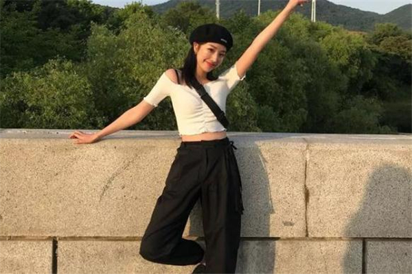 露臍短袖怎么搭配 露臍短袖搭配圖片 露臍短袖怎么搭配 露臍短袖搭配圖片