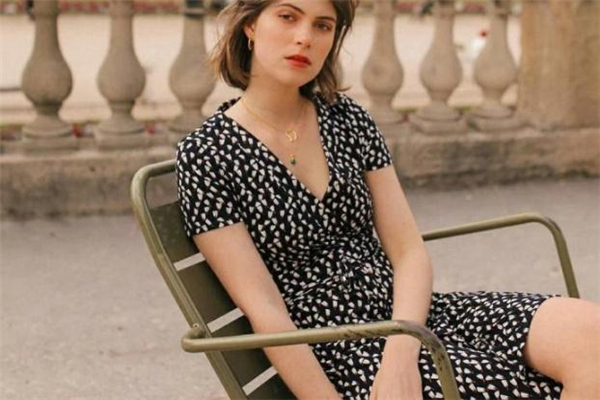 v領(lǐng)連衣裙什么顏色好看 v領(lǐng)連衣裙穿搭技巧 v領(lǐng)連衣裙什么顏色好看 v領(lǐng)連衣裙穿搭技巧