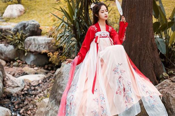 漢服怎么穿齊胸襦裙 漢服齊胸襦裙怎么穿不會掉 漢服怎么穿齊胸襦裙 漢服齊胸襦裙怎么穿不會掉