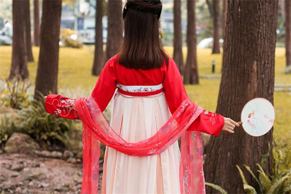漢服怎么穿齊胸襦裙 漢服齊胸襦裙怎么穿不會掉 漢服怎么穿齊胸襦裙 漢服齊胸襦裙怎么穿不會掉
