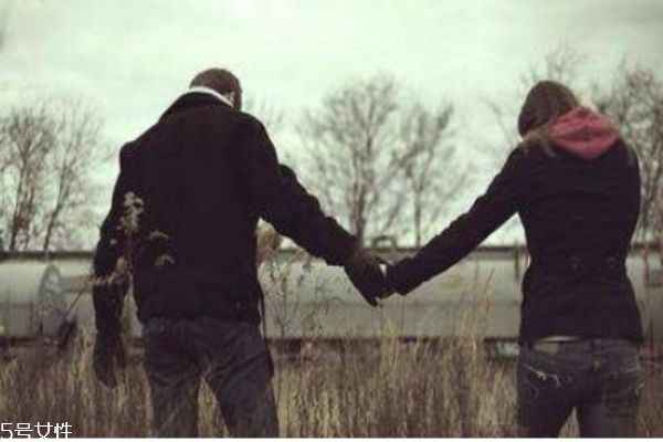 女朋友是否應該體諒男友工作很忙呢 女朋友是否應該體諒男友工作很忙呢