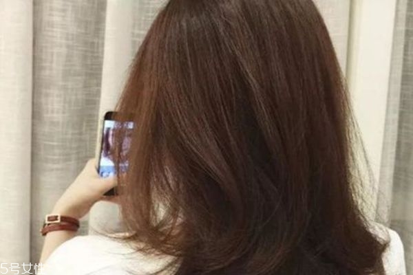 黑茶色和自然黑的區(qū)別 黑茶色與黑色頭發(fā)對(duì)比 黑茶色和自然黑的區(qū)別 黑茶色與黑色頭發(fā)對(duì)比