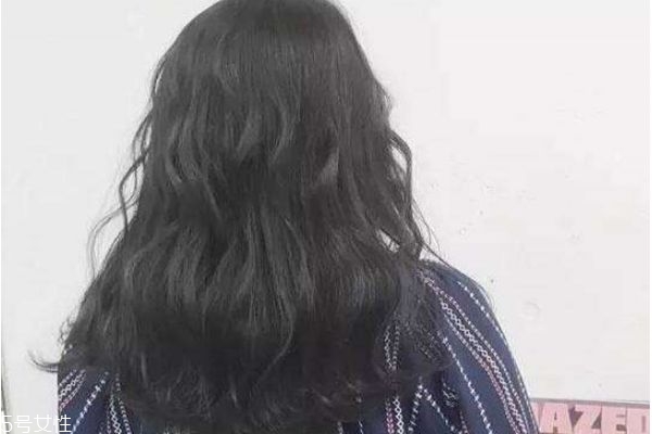 黑茶色和自然黑的區(qū)別 黑茶色與黑色頭發(fā)對(duì)比 黑茶色和自然黑的區(qū)別 黑茶色與黑色頭發(fā)對(duì)比