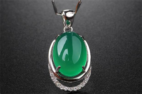 綠玉髓顏色是天然的嗎 綠玉髓是染色的嗎