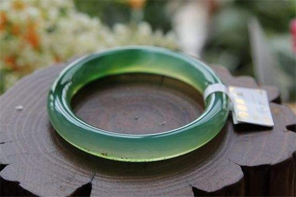 綠玉髓手鐲價(jià)格 綠玉髓手鐲一般多少錢(qián) 綠玉髓手鐲價(jià)格 綠玉髓手鐲一般多少錢(qián)