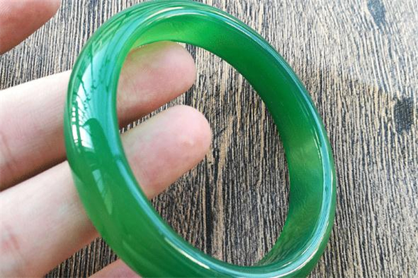 綠玉髓適合什么人戴 綠玉髓手鐲適合人群 綠玉髓適合什么人戴 綠玉髓手鐲適合人群