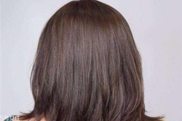 黑茶色和自然黑的區(qū)別 黑茶色與黑色頭發(fā)對(duì)比 黑茶色和自然黑的區(qū)別 黑茶色與黑色頭發(fā)對(duì)比