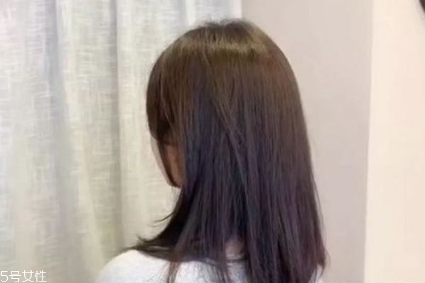 黑茶色和自然黑的區(qū)別 黑茶色與黑色頭發(fā)對(duì)比 黑茶色和自然黑的區(qū)別 黑茶色與黑色頭發(fā)對(duì)比