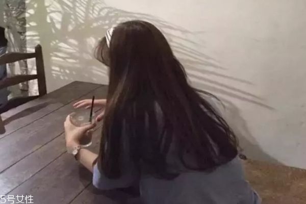 黑茶色和自然黑的區(qū)別 黑茶色與黑色頭發(fā)對(duì)比 黑茶色和自然黑的區(qū)別 黑茶色與黑色頭發(fā)對(duì)比