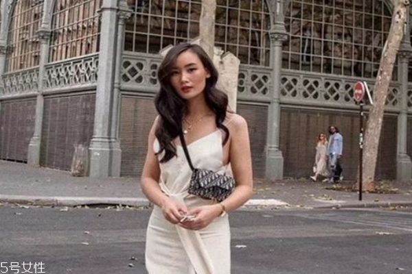 黑茶色是染的還是漂的 黑茶色適合什么膚色 黑茶色是染的還是漂的 黑茶色適合什么膚色