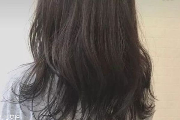 黑茶色和自然黑的區(qū)別 黑茶色與黑色頭發(fā)對(duì)比 黑茶色和自然黑的區(qū)別 黑茶色與黑色頭發(fā)對(duì)比