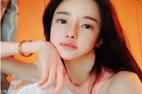 怎樣主動(dòng)找喜歡的男生聊天不尷尬 戀愛高手教你如何談戀愛