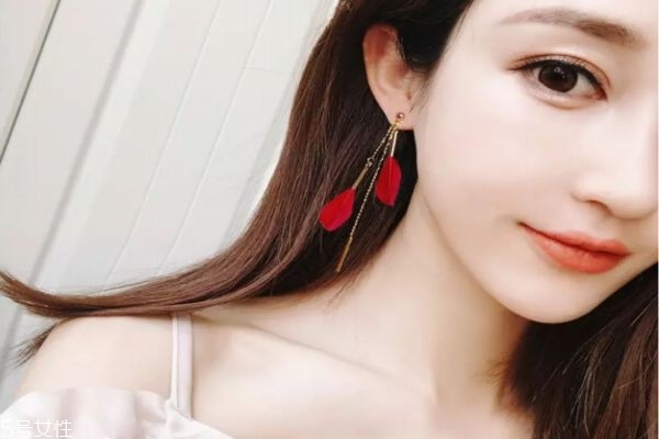 怎樣主動(dòng)找喜歡的男生聊天不尷尬 戀愛高手教你如何談戀愛