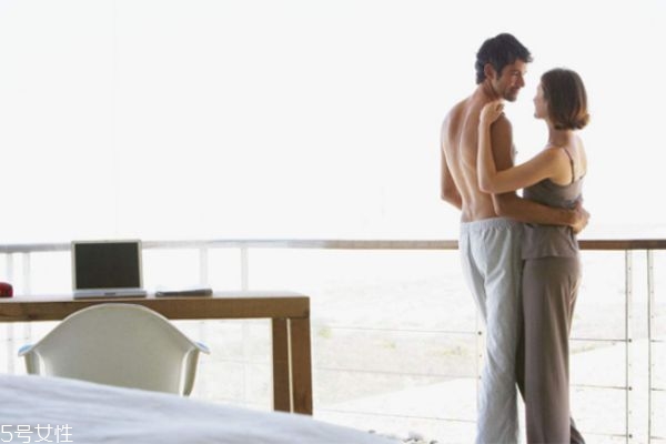 怎樣看一個男生是否喜歡你 男人在意女人的表現(xiàn) 怎樣看一個男生是否喜歡你 男人在意女人的表現(xiàn)