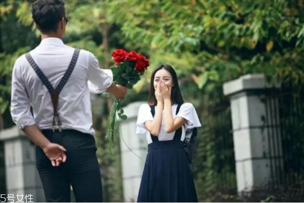 怎樣看一個男生是否喜歡你 男人在意女人的表現(xiàn) 怎樣看一個男生是否喜歡你 男人在意女人的表現(xiàn)