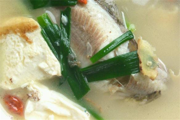 鯽魚豆腐湯可以豐胸嗎 鯽魚豆腐湯對胸部有什么好處 鯽魚豆腐湯可以豐胸嗎 鯽魚豆腐湯對胸部有什么好處