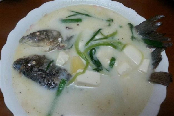 鯽魚豆腐湯用什么豆腐 鯽魚豆腐湯豆腐要煎嗎 鯽魚豆腐湯用什么豆腐 鯽魚豆腐湯豆腐要煎嗎