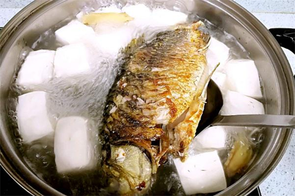 鯽魚豆腐湯用什么豆腐 鯽魚豆腐湯豆腐要煎嗎 鯽魚豆腐湯用什么豆腐 鯽魚豆腐湯豆腐要煎嗎