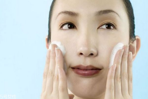 夏天皮膚油膩怎么辦 夏天皮膚愛出油怎么調(diào)理 夏天皮膚油膩怎么辦 夏天皮膚愛出油怎么調(diào)理