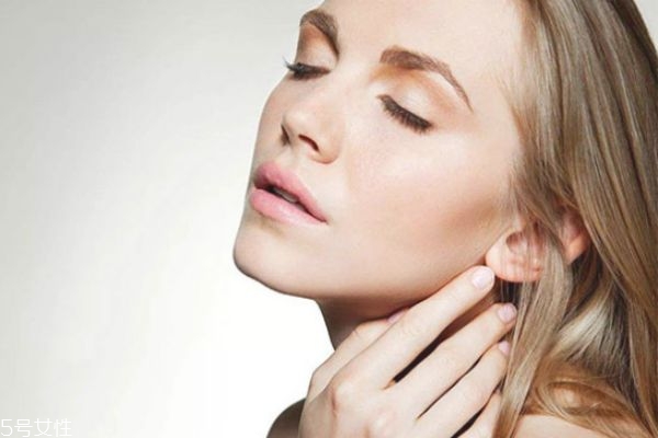 夏天皮膚油膩怎么辦 夏天皮膚愛出油怎么調(diào)理 夏天皮膚油膩怎么辦 夏天皮膚愛出油怎么調(diào)理