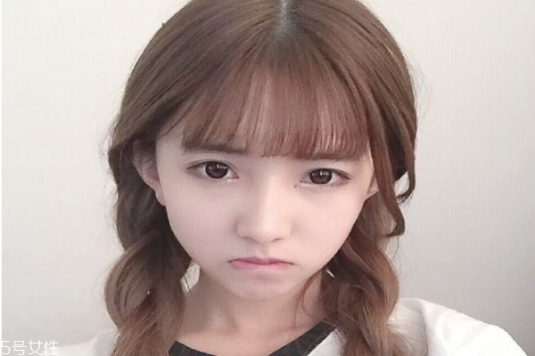 怎樣主動(dòng)找喜歡的男生聊天不尷尬 戀愛高手教你如何談戀愛