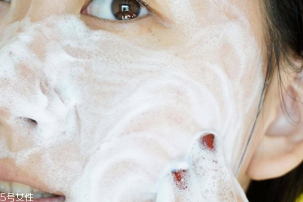 干皮會出油嗎 干皮為什么臉上會出油 干皮會出油嗎 干皮為什么臉上會出油