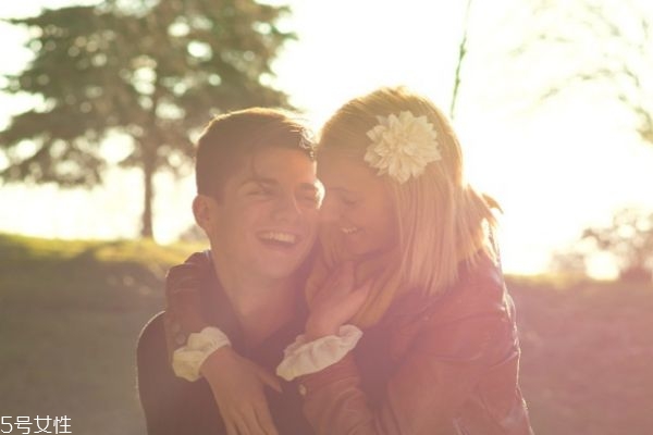 戀愛(ài)中占有欲強(qiáng)怎么辦 男人為什么占有欲那么強(qiáng)