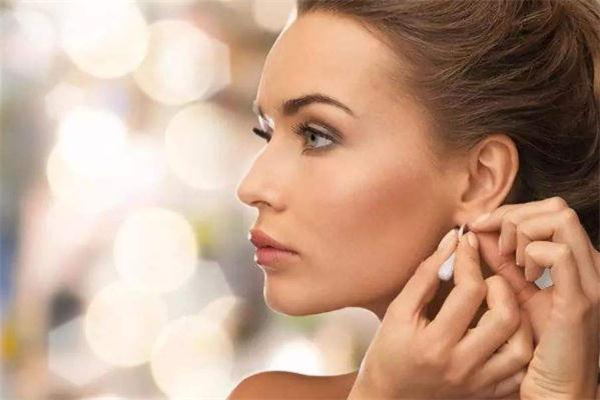 槍打的耳釘怎么取下來 槍打的耳釘多久換掉 槍打的耳釘怎么取下來 槍打的耳釘多久換掉