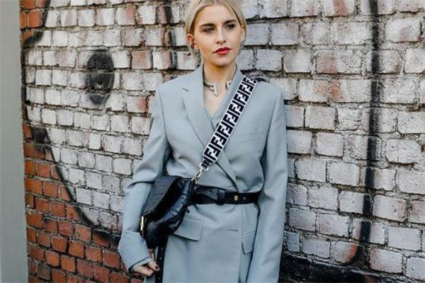 30歲女人怎么穿衣服顯年輕 30歲女人穿衣搭配技巧 30歲女人怎么穿衣服顯年輕 30歲女人穿衣搭配技巧