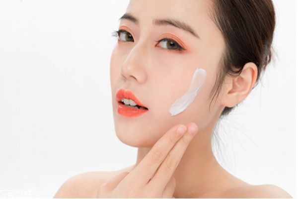 臉出油是什么原因要怎么解決 解決臉上出油的方法 臉出油是什么原因要怎么解決 解決臉上出油的方法