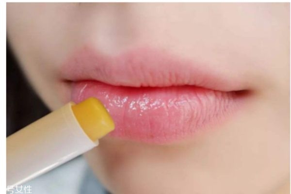 長期涂口紅有什么危害嗎 應(yīng)該怎么保養(yǎng)唇部呢 長期涂口紅有什么危害嗎 應(yīng)該怎么保養(yǎng)唇部呢