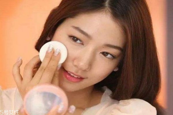 出汗脫妝怎么辦 解決臉部出油小妙招 出汗脫妝怎么辦 解決臉部出油小妙招