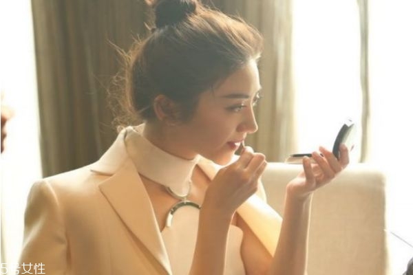 妝后出油怎么補妝 臉上出油脫妝怎么補妝 妝后出油怎么補妝 臉上出油脫妝怎么補妝