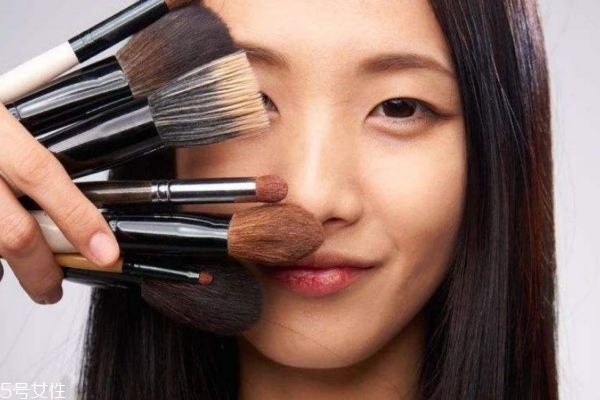 化好妝后出油怎么辦 為什么化妝后會出油 化好妝后出油怎么辦 為什么化妝后會出油