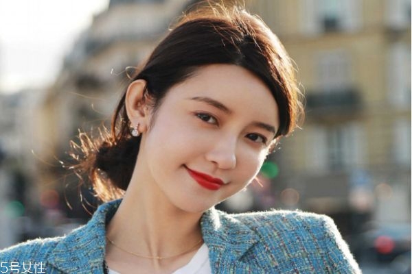 秋季化妝后出油怎么補救 補妝小技巧 秋季化妝后出油怎么補救 補妝小技巧