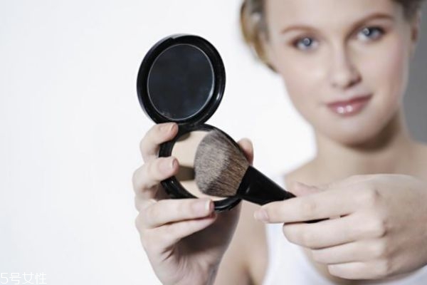如何補妝才自然 各種膚質(zhì)如何補妝 如何補妝才自然 各種膚質(zhì)如何補妝