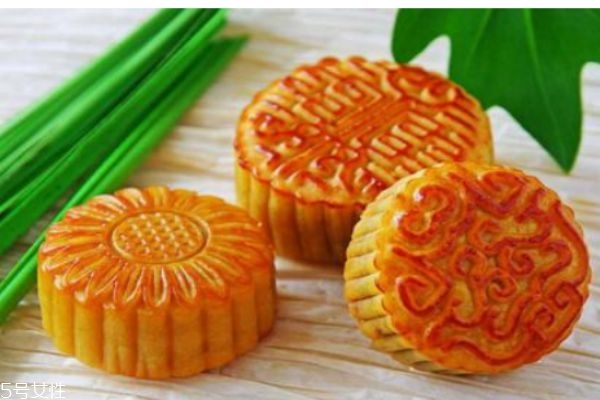 月餅一般是用什么做的呢 吃月餅有什么注意的呢 月餅一般是用什么做的呢 吃月餅有什么注意的呢