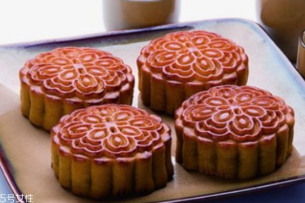 月餅一般是用什么做的呢 吃月餅有什么注意的呢 月餅一般是用什么做的呢 吃月餅有什么注意的呢