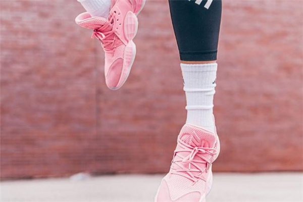 阿迪達(dá)斯哈登4代粉色開箱測評 哈登4騷粉色發(fā)售時間