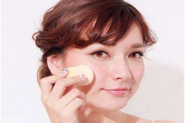 秋季化妝后出油怎么補救 補妝小技巧 秋季化妝后出油怎么補救 補妝小技巧