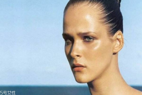 為什么皮膚愛(ài)出油 皮膚出油是怎么引起的