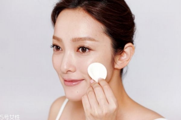 妝后出油怎么補妝 臉上出油脫妝怎么補妝 妝后出油怎么補妝 臉上出油脫妝怎么補妝