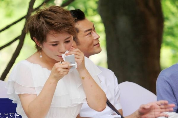 秋季化妝后出油怎么補救 補妝小技巧 秋季化妝后出油怎么補救 補妝小技巧