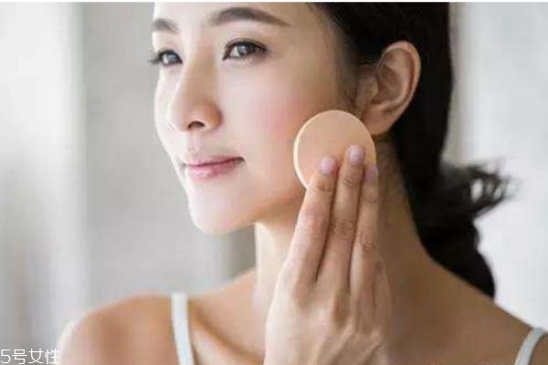 化好妝后出油怎么辦 為什么化妝后會出油 化好妝后出油怎么辦 為什么化妝后會出油