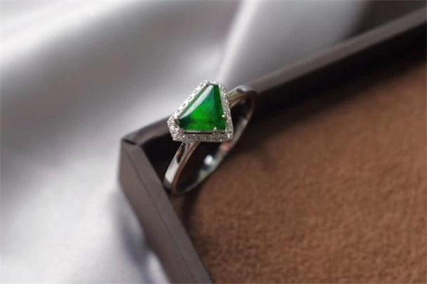 翡翠戒指磨花了怎么辦 翡翠戒指不亮了怎么辦 翡翠戒指磨花了怎么辦 翡翠戒指不亮了怎么辦