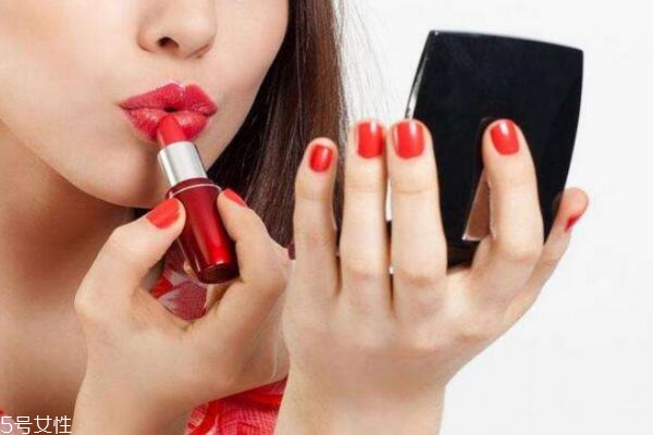 經(jīng)常涂口紅有什么危害 涂口紅時的注意事項 經(jīng)常涂口紅有什么危害 涂口紅時的注意事項
