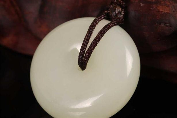 為什么和田玉會越戴越黃 和田玉變黃了怎么辦 為什么和田玉會越戴越黃 和田玉變黃了怎么辦