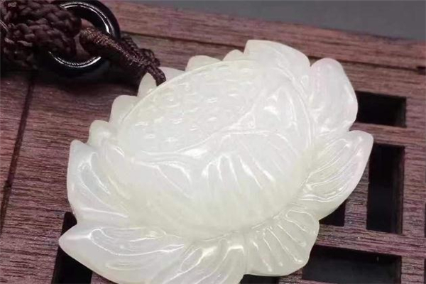 和田玉蓮花吊墜的寓意有哪些 和田玉蓮花吊墜招桃花嗎 和田玉蓮花吊墜的寓意有哪些 和田玉蓮花吊墜招桃花嗎