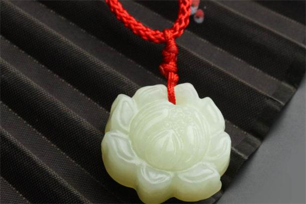 和田玉蓮花吊墜的寓意有哪些 和田玉蓮花吊墜招桃花嗎 和田玉蓮花吊墜的寓意有哪些 和田玉蓮花吊墜招桃花嗎